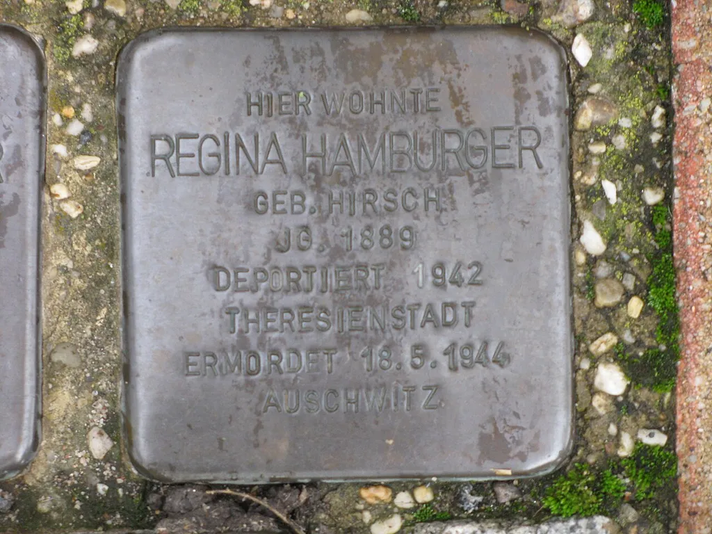 der Stolperstein für Regina Hamburger vor dem Haus Friedrichstraße 33 in Langenselbold