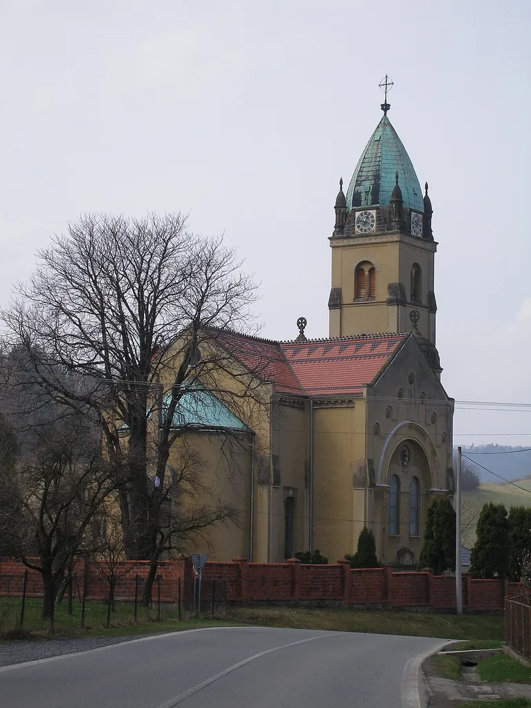 Kostel Božského Srdce Páně v Hodslavicích (pohled od východu).