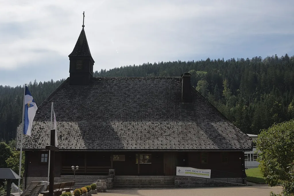 Evangelische Christuskirche St. Blasien, ursprünglich 1936 erbaut nach Plänen von Otto Bartning. Nach einem Brand 1989 nach den alten Plänen neu aufgebaut 1991
