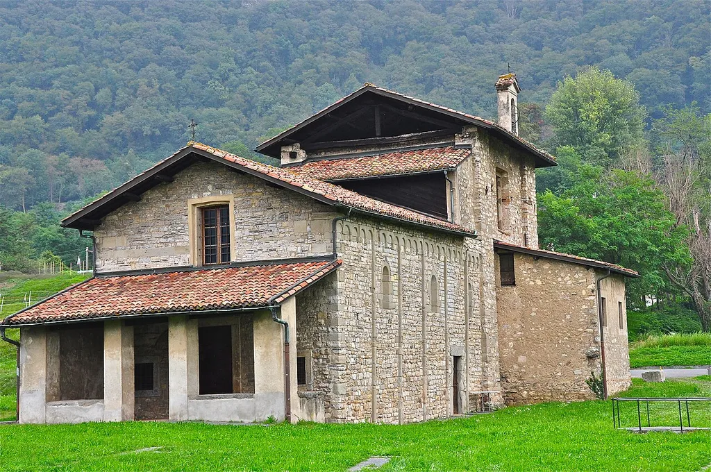 La Chiesa si trova nella parte settentrionale del territorio del borgo di Mendrisio, nei prati di San Martino.