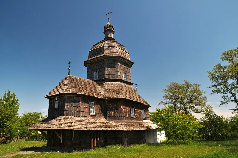 Троїцька церква в Драбівцях (1794 р.). Реставрована за проектом "Укрзахідпроектреставрація" наприкінці 20 ст. після чого набула рис західноукраїнського дерев'яного зодчества http://haidamac.org.ua/2009/04/drabivtsi/