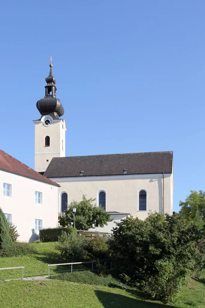 Pfarrkirche hl. Ägidius in der niederösterreichischen Marktgemeinde Oberndorf an der Melk. Eine frühbarocke Hallenkirche, die im Kern gotisch ist und einen gotischen Chorseitenturm mit jüngeren Aufbauten hat. Die Einrichtung ist vorwiegend Barock beziehungsweise Neobarock.