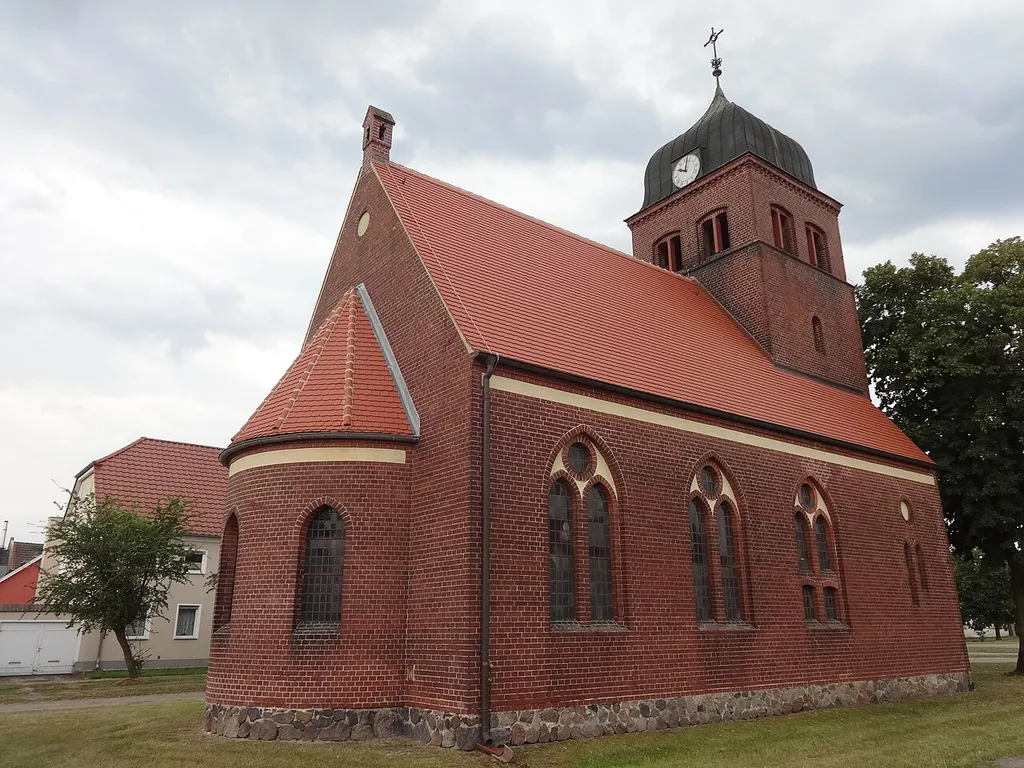 Die Dorfkirche in Ruhlsdorf ist ein neugotischer Backsteinbau aus dem Jahr 1904. Im Innern befindet sich eine bauzeitliche Ausstattung.