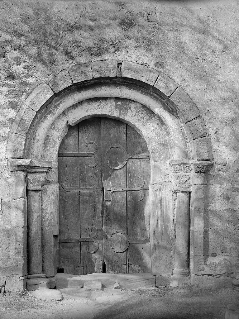 Martinskirche, evangelische Pfarrkirche in Michelbach (Marburg), Portal. Ansicht von Süden.