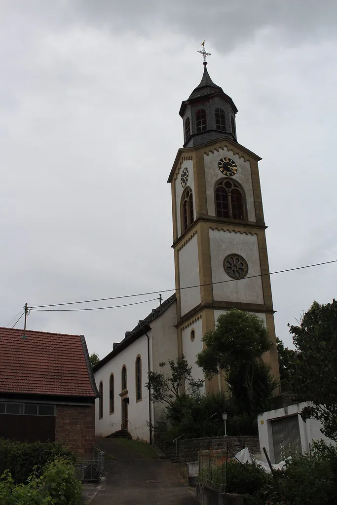 barocker Saalbau, 18. Jahrhundert, bezeichnet 1825, Westturm aus der Mitte des 19. Jahrhunderts