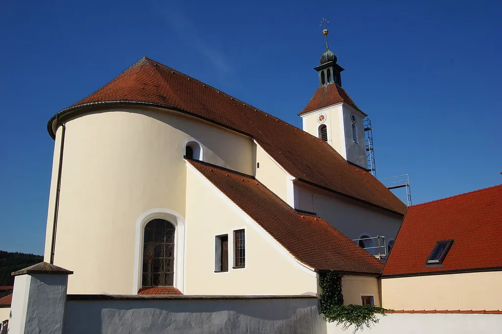 Die katholische Pfarrkirche St. Gangolf in Burggriesbach bei Freystadt in der Oberpfalz