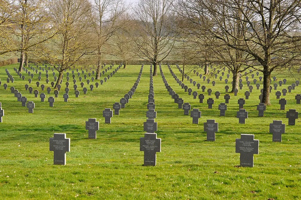 Alignements de tombes au cimetière militaire allemand de Rancourt (Somme).