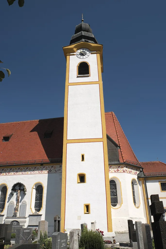 Katholische Pfarrkirche St. Peter in Evenhausen, einem Ortsteil von Amerang im Landkreis Rosenheim (Bayern/Deutschland)