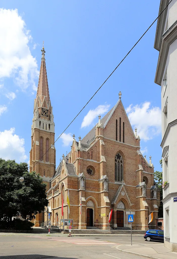 Südostansicht der Marienkirche „Zu Unserer lieben Frau von der Immerwährenden Hilfe“, eine Pfarr- und Klosterkirche im 17. Wiener Gemeindebezirk Hernals..Ursprünglich als Klosterkirche der Redemptoristen von 1886 bis 1889 nach Plänen von Richard Jordan errichtet. Durch die Errichtung der Marienpfarre im Jahr 1937 erhielt sie auch den Status einer Pfarrkirche. Die in Sichtziegelbauweise und neugotischen Stil errichtete Kirche ist 42,60 m lang, 20 m breit und 20,80 m hoch. Der Turm an der linken Seite der Kirche hat eine Höhe von 61 m.