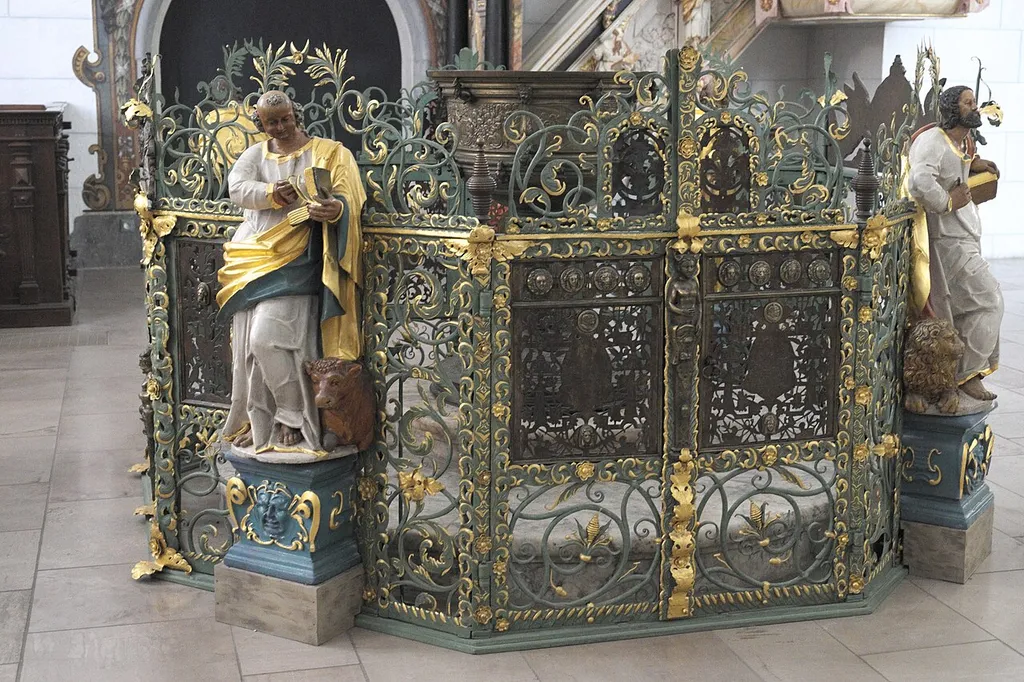 Hauptkirche Beatae Mariae Virginis (BMV) der evangelisch-lutherischen Landeskirche in Braunschweig, auch Marienkirche, in Wolfenbüttel (Niedersachsen/Deutschland), Taufbecken von 1571 und Gitter von 1722, mit den Figuren der Evangelisten Lukas und Markus