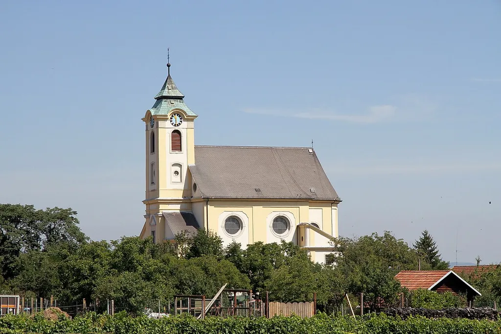 Die kath. Pfarrkirche Hll. Dreifaltigkeit, Simon und Judas in der burgenländischen Marktgemeinde Oggau am Neusiedler See.