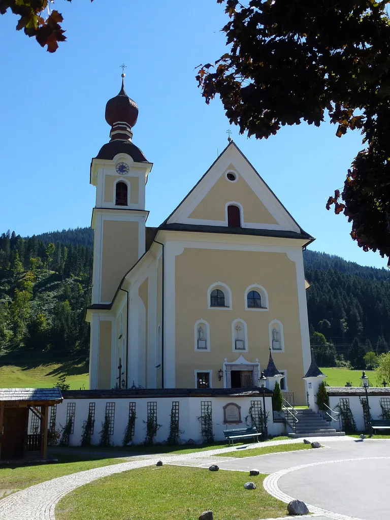 Katholische Pfarrkirche Hl. Kreuz und Friedhof - Kirchplatz, Going