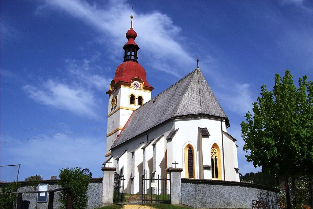 Kath. Filialkirche hl. Helena mit ummauertem Friedhof