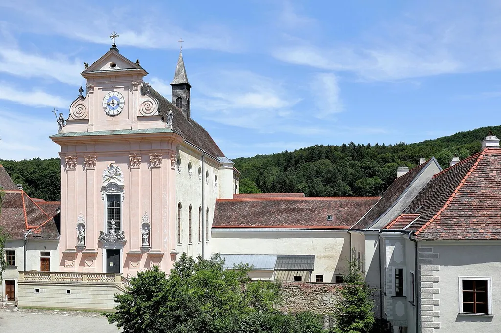 Links die Klosterkirche und rechts der Prälatenhof der Kartause in der niederösterreichischen Marktgemeinde Mauerbach.Die Kartause wurde um 1315 durch Herzog Friedrich den Schönen gestiftet und 1782 durch Kaiser Joseph II. geschlossen. Die Klosterkirche wurde ab etwa 1616 neu gebaut, 1683 zerstört und nachher wieder instandgesetzt.