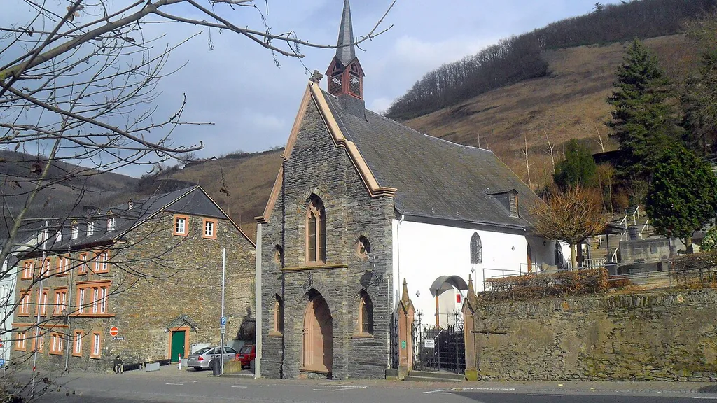Bernkastel-Kues: Gebäudeensemble des ehemaligen Heilig-Geist-Hospitals. Heilig-Geist-Kirche in der Burgstraße Nr. 47 (erbaut 1673, neugotische Westfassade von 1927) und links davon das sogenannte Langhaus in der Burgstraße Nr. 45 (erbaut 1843/44).