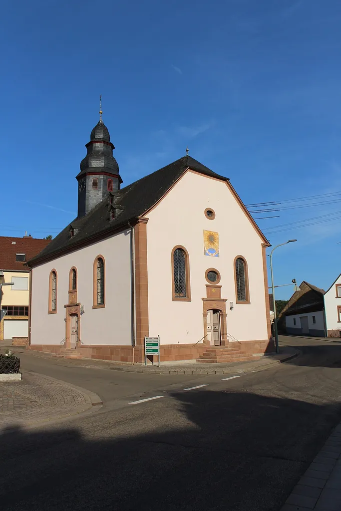 nachbarocker Saalbau mit Dachreiter, bezeichnet 1802; Glocken: 1474 von Johann Otto, Kaiserslautern, 1746 von Christoph Klein, Schwarzenacker; mit Ausstattung
