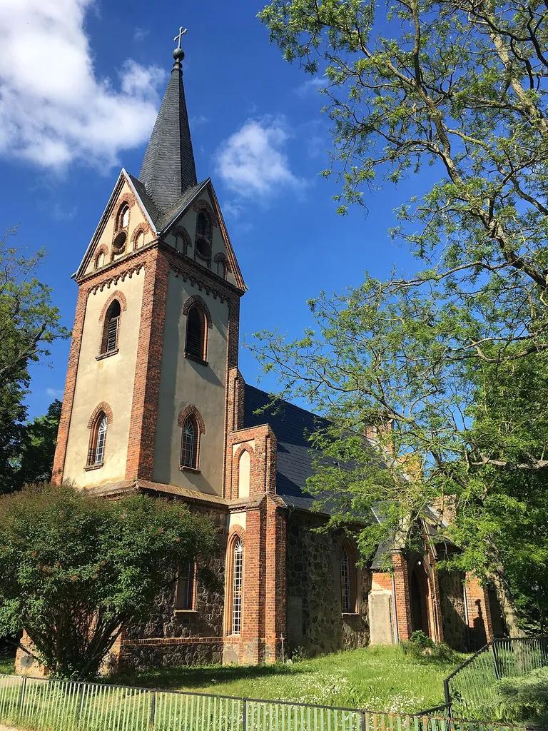 Die neugotische Saalkirche in Wilmersdorf entstand in den Jahren 1880 bis 1883 unter Verwendung von Material eines Vorgängerbaus. In dem Bauwerk in Briesen (Mark) steht unter anderem ein 1703 gestiftetes Altarretabel.