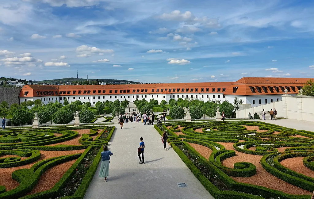 Bratislava, bis 1919 slowakisch Prešporok, deutsch Pressburg ist die Hauptstadt der Slowakei und mit 476.922 Einwohnern die größte Stadt des Landes. Sie liegt an der südwestlichen Grenze der Slowakei am Dreiländereck mit Österreich und Ungarn und ist damit die einzige Hauptstadt der Welt, die an mehr als einen Nachbarstaat grenzt.