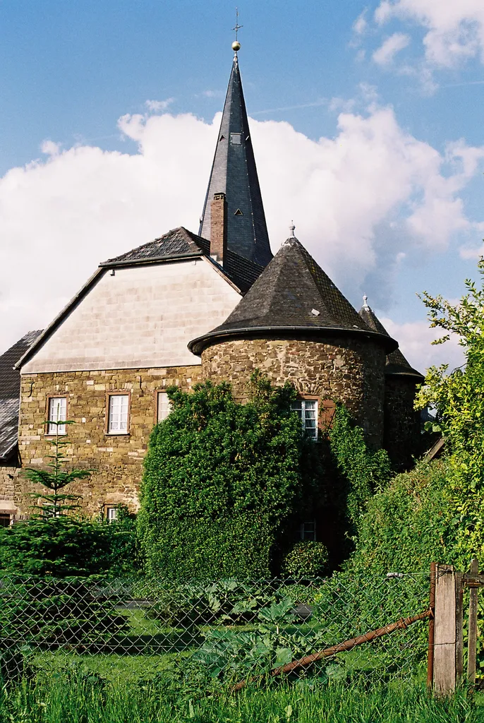 Burg Honrath, Westseite mit zwei Rundtürmen an der Südseite des Burghauses