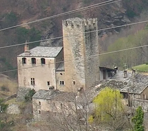 Avise, Valle d'Aosta, Italia. Dall'altra parte del fiume la frazione di Runaz