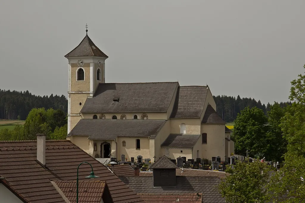 Dreischiffige, romanische Kirche, 1121 urkundlich erwähnt. Danach in spätgotischem und barockem Stil umgebaut und erweitert.
