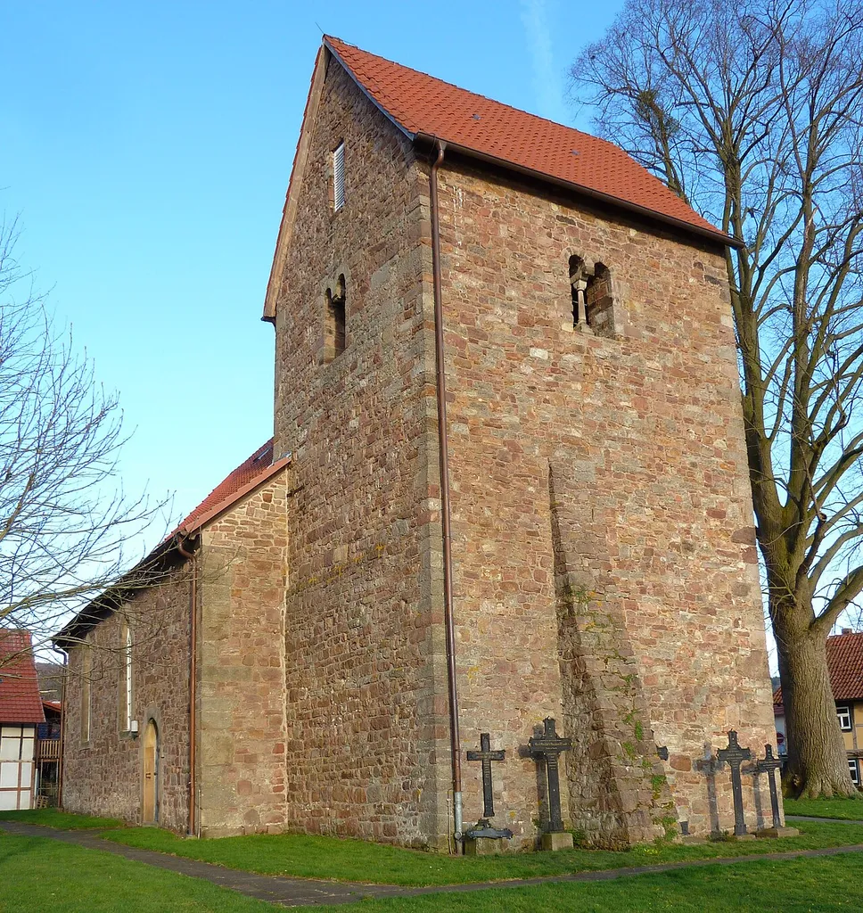 Ev.-luth. Marienkirche in Hemeln, Stadt Hann. Münden, Südniedersachsen. Turm romanisch, vermutlich Ende 12. Jahrhundert, einschiffiger Kirchensaal 1681 angebaut (Datierung über Portal)