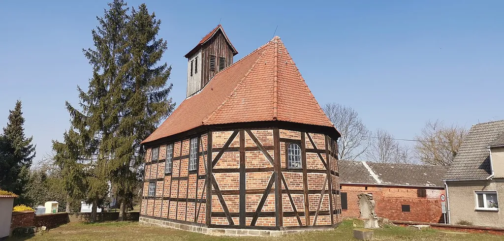 Denkmalgeschützte Dorfkirche in Mahdel