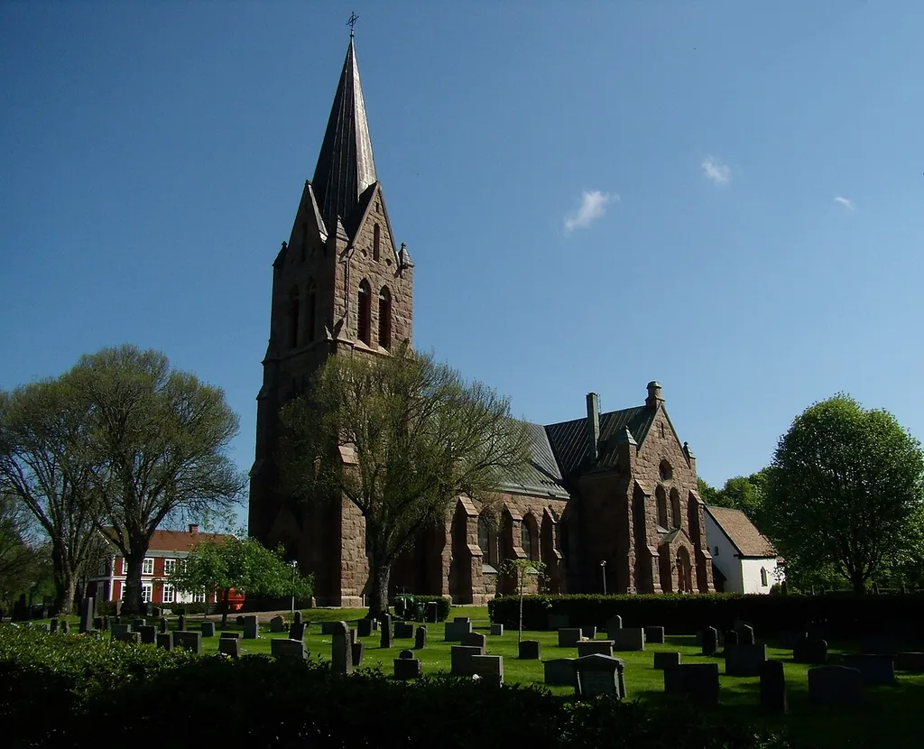 Norra Solberga nya kyrka, med den gamla kyrkan synlig intill.