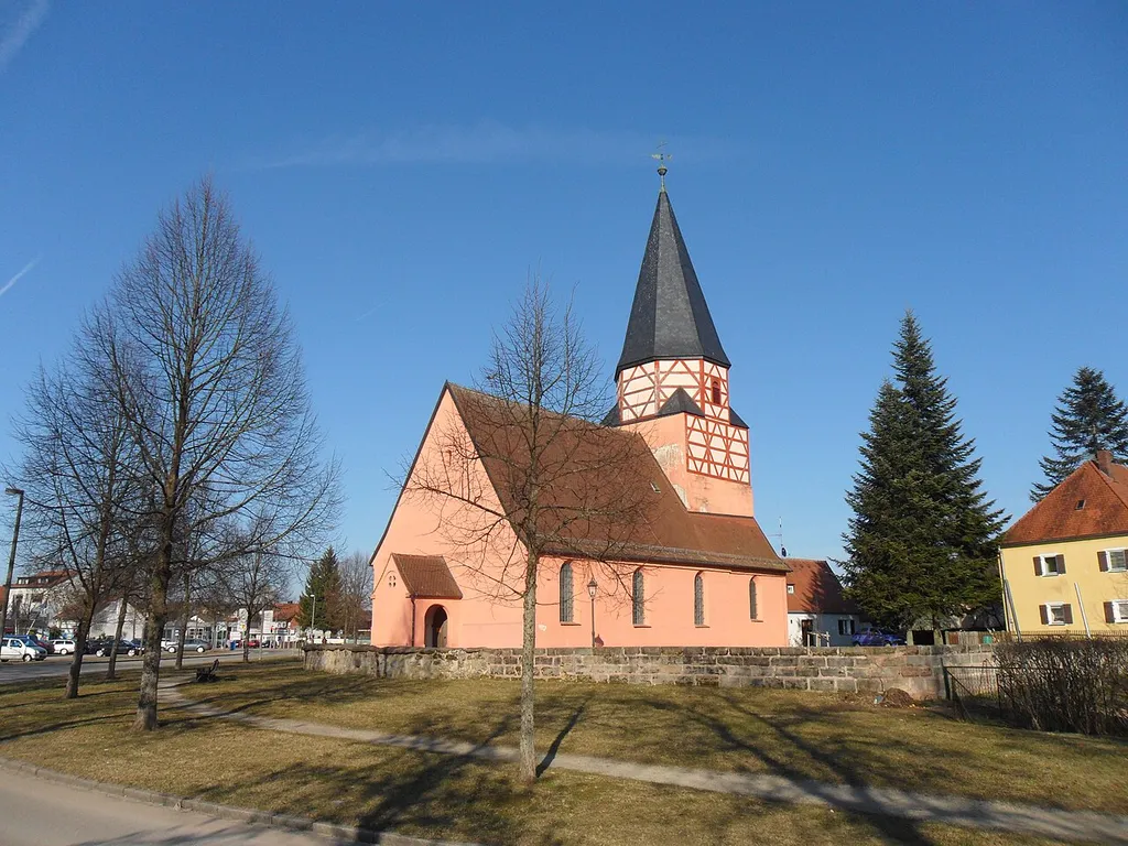 Die Allerheiligenkirche ist die ehemalige katholische Pfarrkirche und ältestes Gebäude von Allersberg