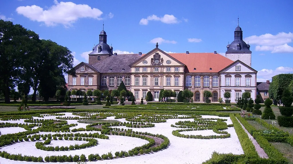 Schloss Hundisburg bei Haldensleben, Garten mit Ostfassade