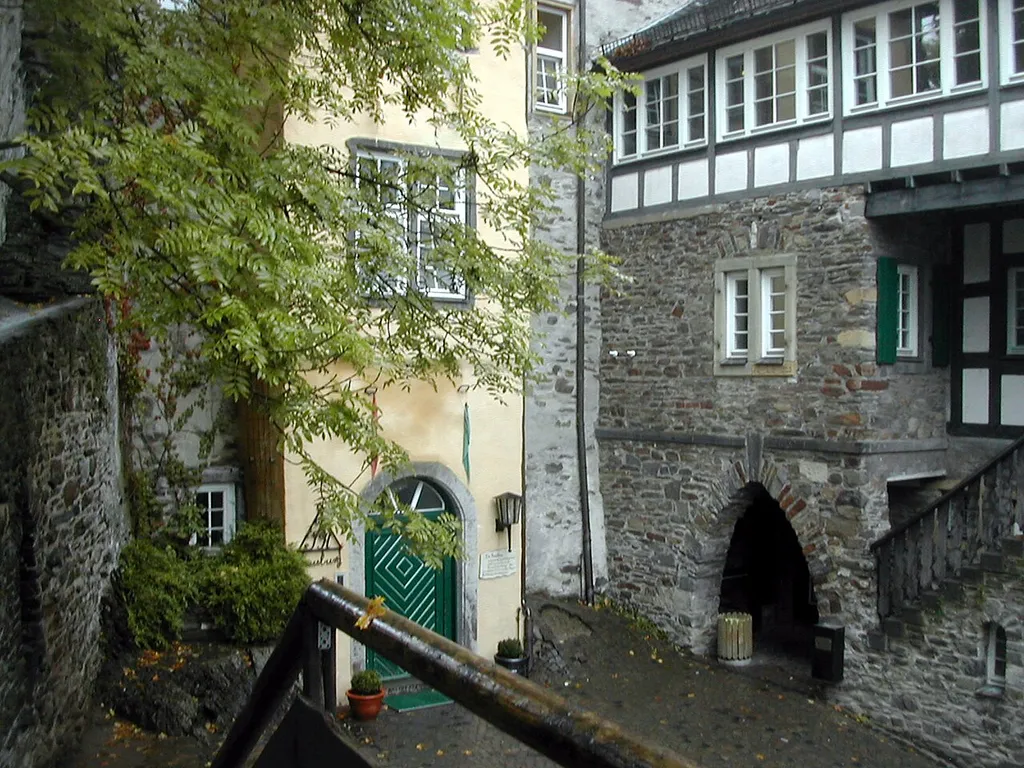 Photograph by Gary McGath, October, 2005. Freusburg Castle and youth hostel, Germany. Uploaded by the photographer.