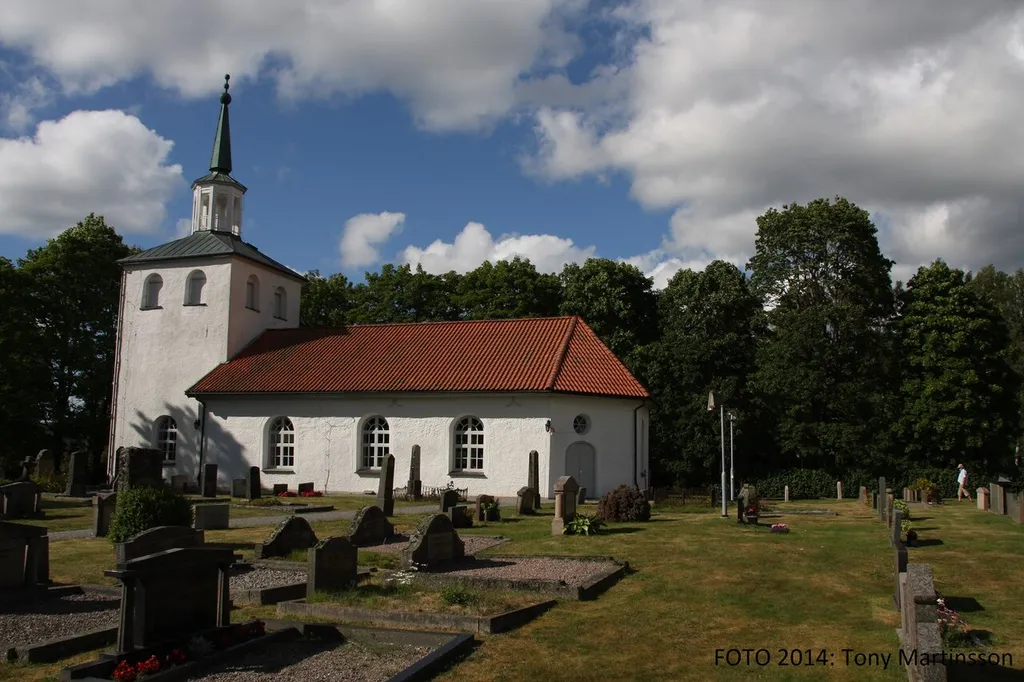 Jämför man med den nästan hundra år äldre bilden från 1917, så kan man nu se att kyrkan fått nytt tegeltak. Även skorstenen för vedkaminen är nu borta då kyrkan fått bättre centralvärme installerad. Vedkaminen fungerade aldrig effektivt. Att orsaken var ett stängt spjäll upptäcktes inte förrens den togs bort.