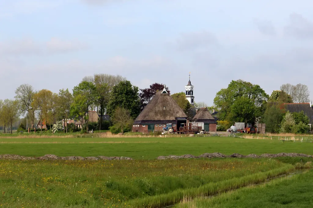 Morra, ein kleines Dorf in der niederländischen Provinz Friesland. Im Hintergrund der Turm einer mittelakterlichen Kirche.