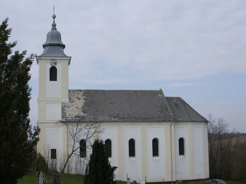 A Szent Mihály-templom látképe a temető felől, Zalamerenye, Zala megye