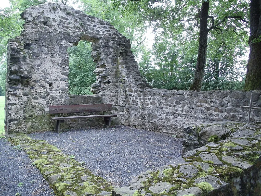 Ruine der Schafskirche oberhalb von Lißberg, Wetteraukreis. Innenansicht