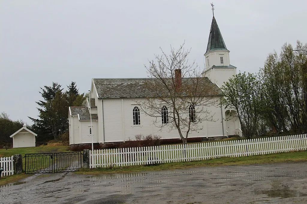 Vestbygd kirke, Vågehamn. Foto: Bertha Elisabeth Aarø, fra Riksantikvarens Kulturminnesøk.
