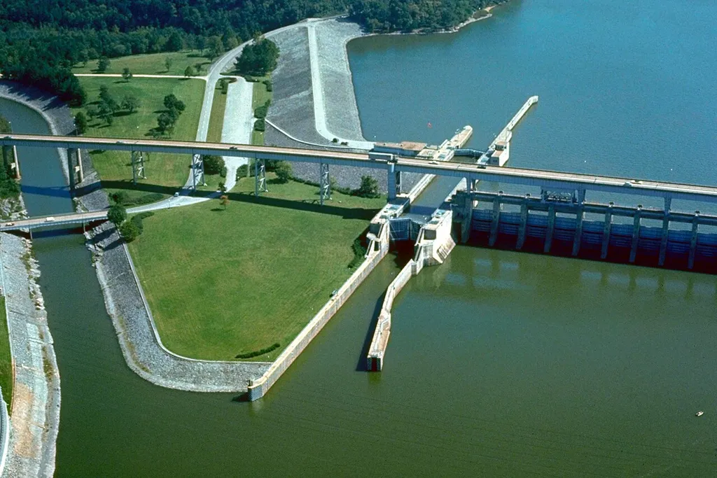 Chickamauga Lock and Dam on the Tennessee River at Chattanooga, Tennessee, USA. The locks are operated and maintained by the U.S. Army Corps of Engineers.