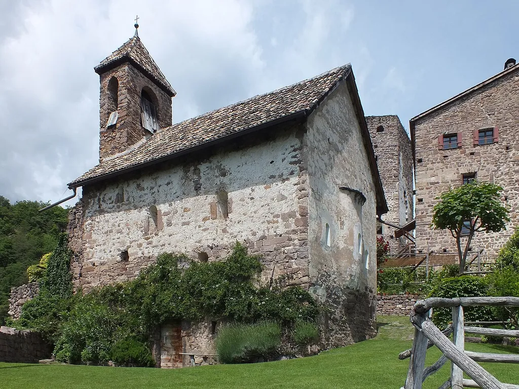 Die Burgkapelle Hocheppan von Süden gesehen