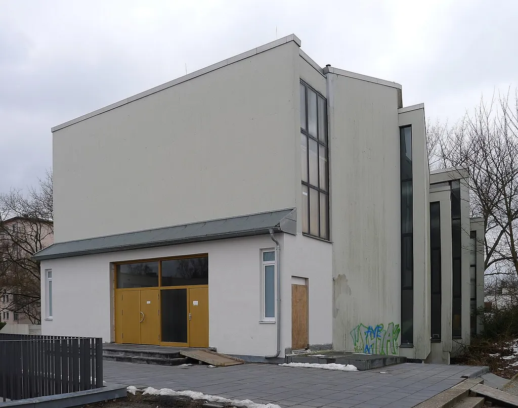 Straßenseite des Kirchenschiffs mit Portal
