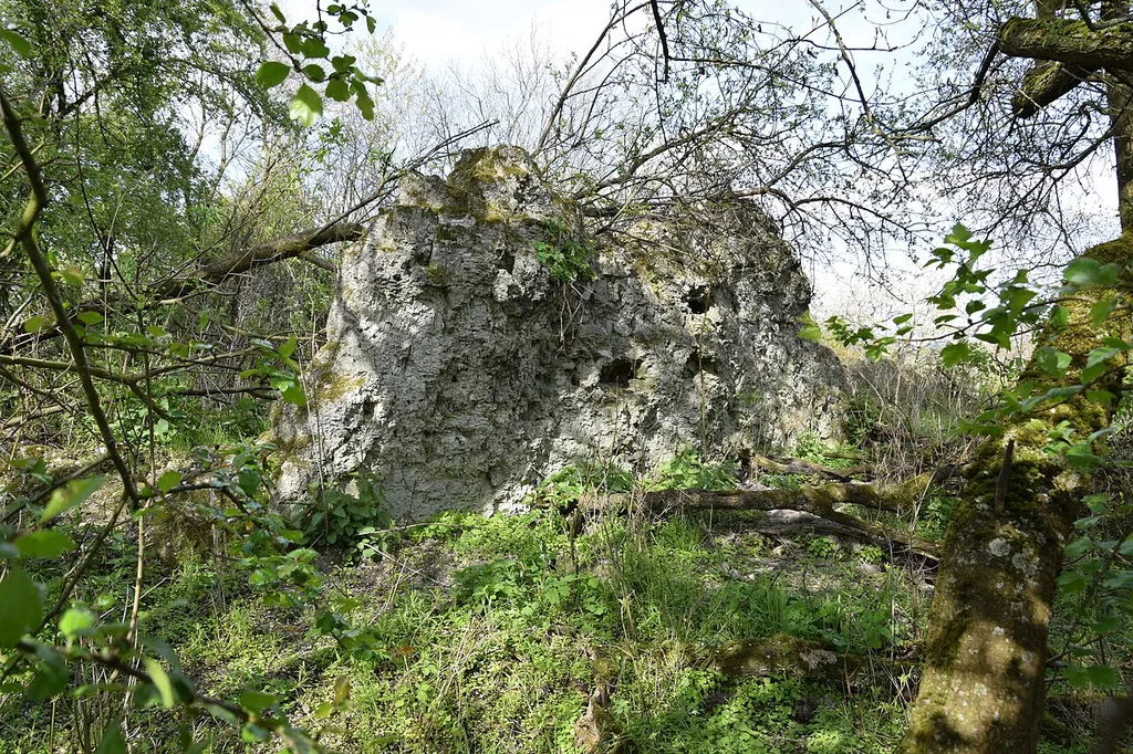 Turmreste der Kirchenruine Hunsdorf