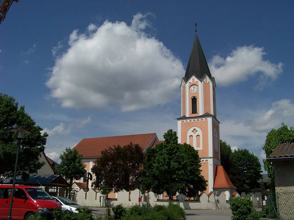 Pilsting, Großköllnbach, Sankt-Georgs-Platz 2. Katholische Pfarrkirche St. Georg, neuromanische Saalkirche mit eingezogenem Chor und Ostturm, anstelle eines barocken Vorgängerbaus 1860 errichtet; mit Ausstattung und Epitaphien; Friedhofsmauer mit zahlreichen, hochragenden Grabstein-Giebeln des 19. Jahrhundert, westlich Weinzierl`sche Grabstätte um 1870.