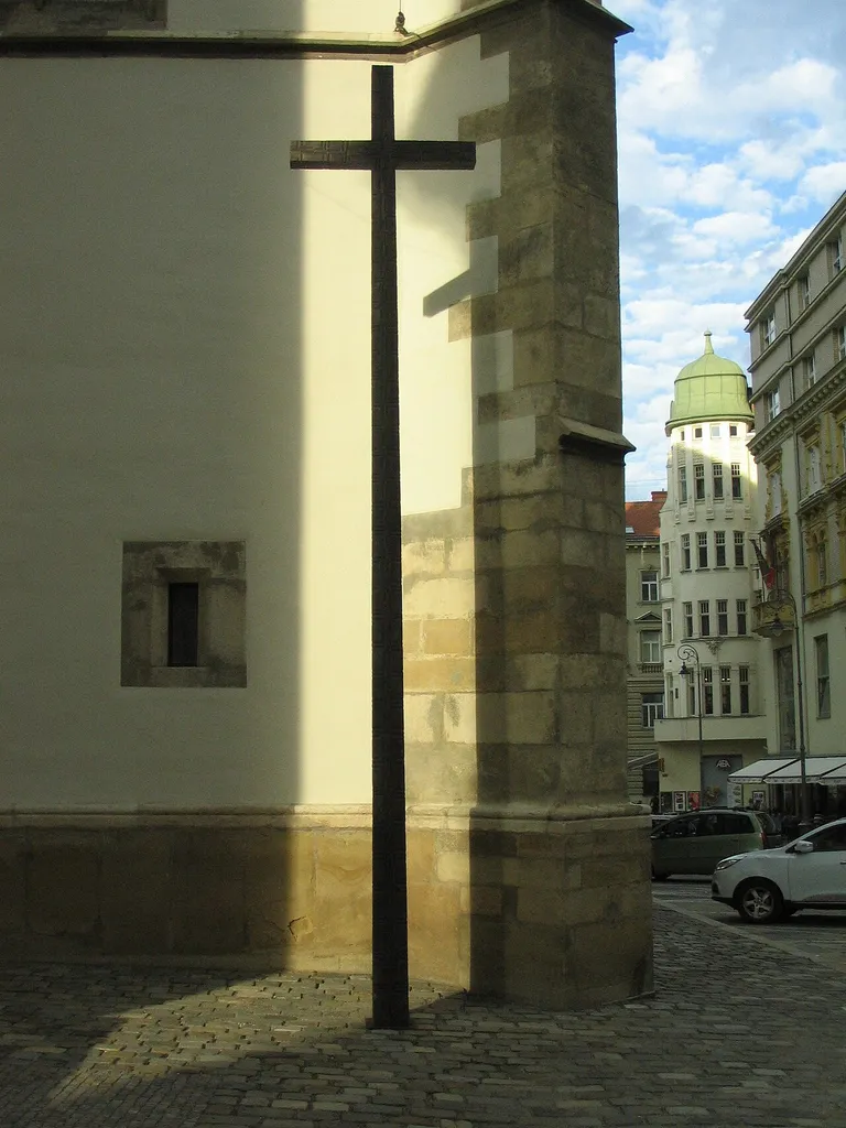 Dřevěný kříž před kostelem sv. Jakuba v Brně.
