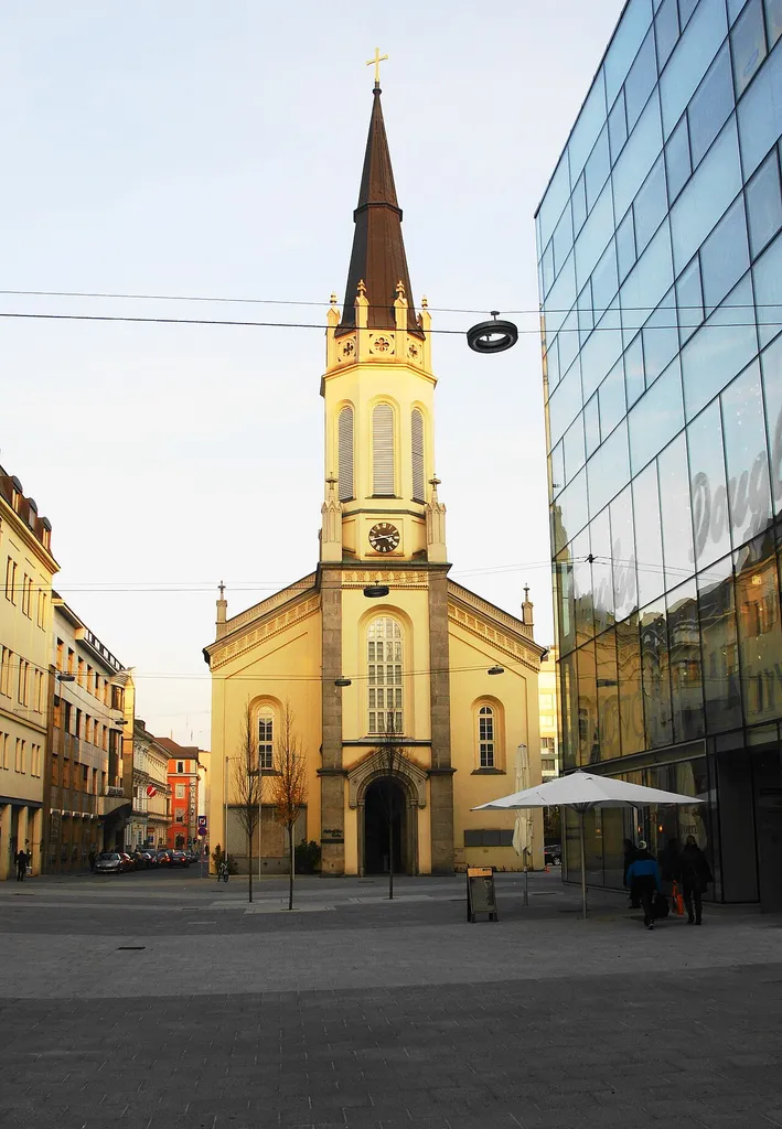 Martin-Luther-Kirche in Linz von der Landstraße aus aufgenommen. Neue Vorplatzgestaltung seit Oktober 2011.