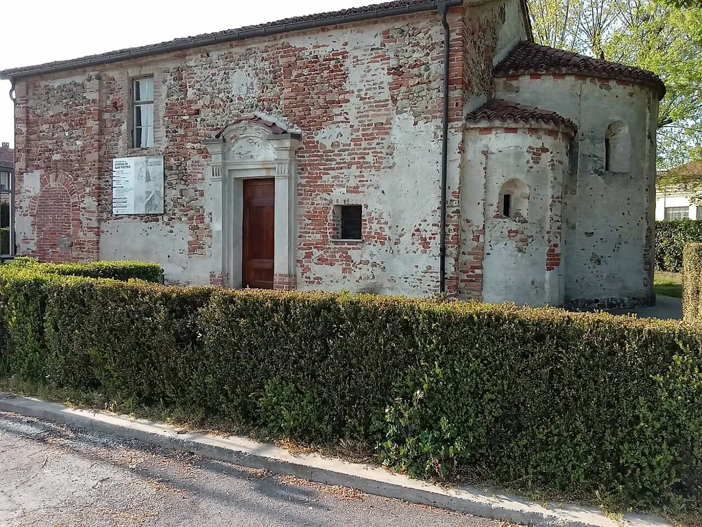 Chiesa di San Pietro in Vincoli (Cavallermaggiore), secolo X. Affreschi interni a restauro.