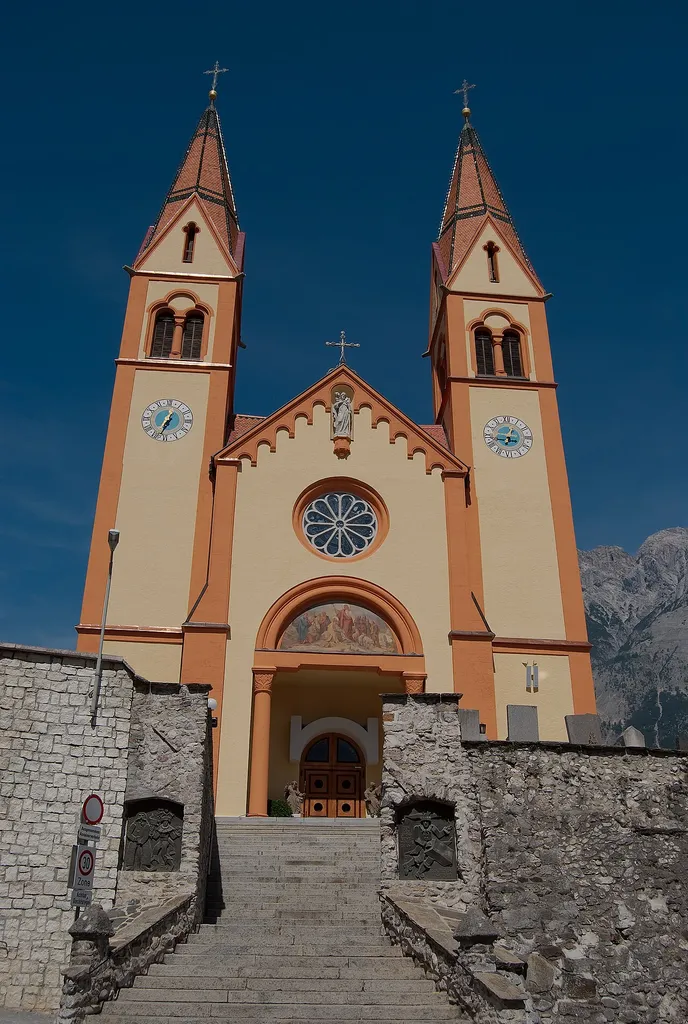 Farní kostel sv. Petra a Pavla v Telfsu