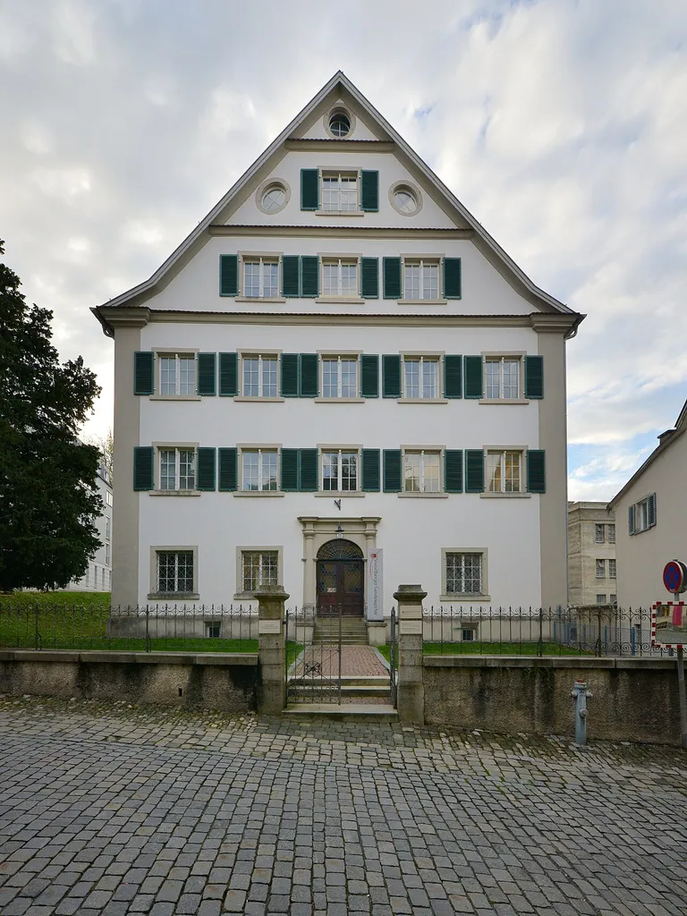 aus dem DEHIO Vorarlberg 1983: Vorarlberger Landesarchiv, (ehemals Palais "Waldburg-Wolfegg"), erbaut 1688-1690 möglicherweise von Johann Georg Kuen, vollendet 1731. Zurückgesetzt von der Strasse in Vorgarten, 3geschossig, Satteldach mit Giebel zur Strasse, 5 Fensterachsen, Eingangsportal gerahmt von toskanischen Säulen auf Postamenten, Architrav. Drei Klebdächer im Giebeldreieck, Ochsenaugen. Kreuzgewölbte Flure und Stiegenhaus. Fenster und Türen mit Steckgitter. Decken mit Stuckleisten. Hinterer Sichtbetonbau von Willibald Braun 1931/32. *** an der Kirchstrasse Nr. 28 in Bregenz, Vorarlberg. Quelle: Dehio Vorarlberg