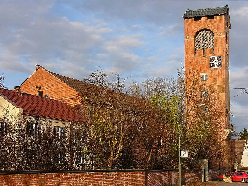 Evang.-Luth. "Erlöserkirche"; Backsteinbau mit freistehendem Campanile; mit Ausstattung; angebautes Pfarrhaus, zweigeschossiger Satteldachbau; Garage; 1960-1963 von Hans Döllgast.