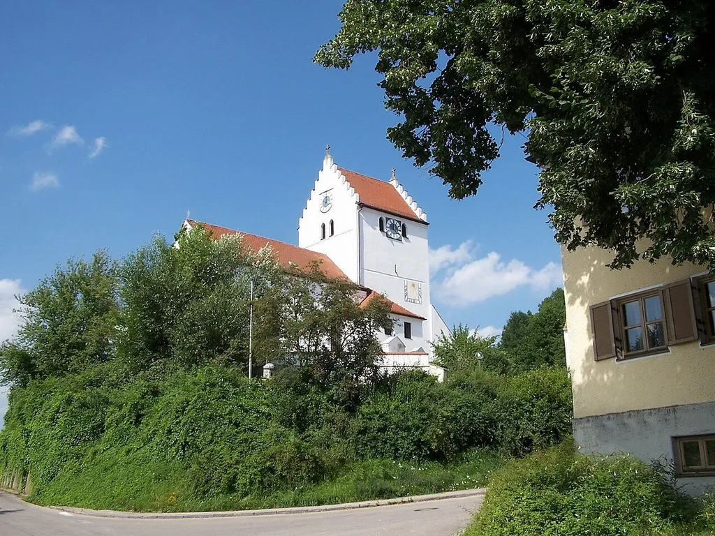 Obertunding, Otteringer Straße 1. Kath. Pfarrkirche St. Katharina, Chorturmanlage mit Sattelturm,Eingangsvorhalle, Südsakristei und östlicher Seelenkapelle am Chor, 12./13. Jh., Langhaus im Kern gotisch, barockisiert; mit Ausstattung; mit Kirchhofmauer