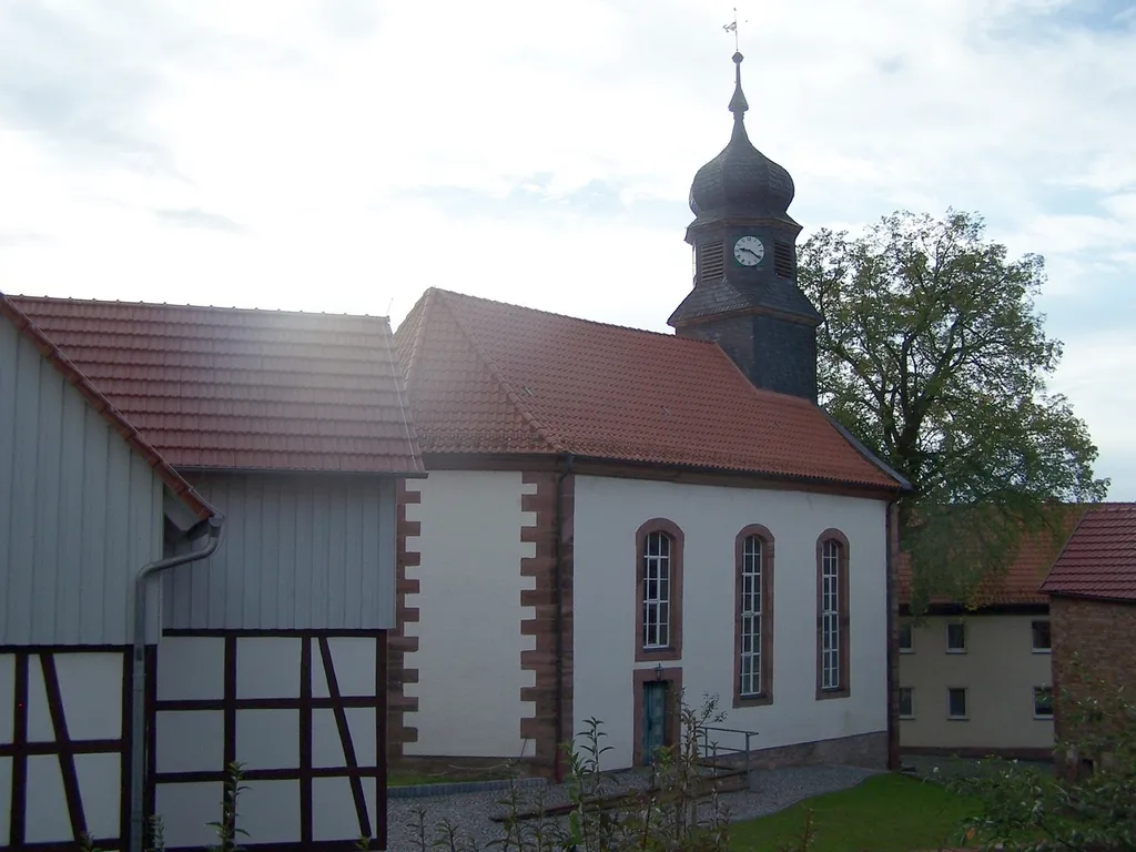 Teilansicht der Kirche im Gegenlicht.
