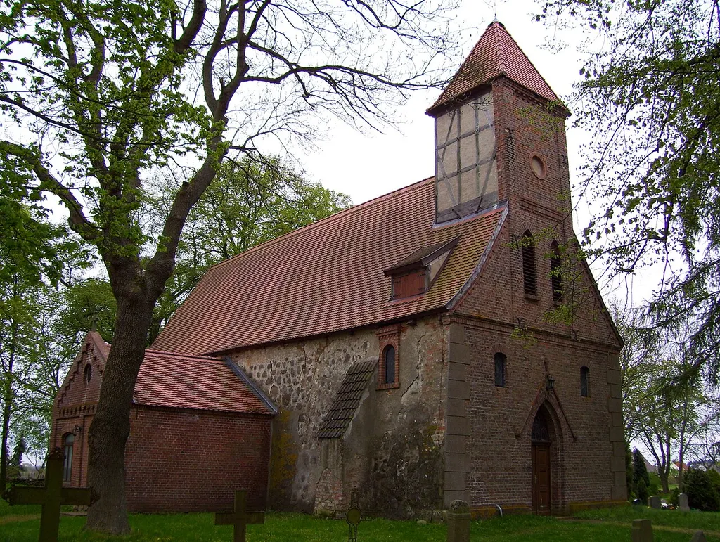 Nordwestansicht der Kirche in Sanzkow, Gemeinde Siedenbrünzow, Landkreis Demmin